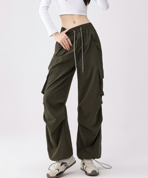 Beststore（ベストストア）の「【全6色】ハイウエスト & ワイドシルエット ドローストリング カーゴパンツ（カーゴパンツ・レディース・ダークグレー/カーキ/ブラック/レッド/ピンク/ベージュ・L/M）」の4枚目の写真