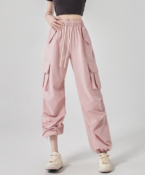 Beststore（ベストストア）の「【全6色】ハイウエスト & ワイドシルエット ドローストリング カーゴパンツ（カーゴパンツ・レディース・ダークグレー/カーキ/ブラック/レッド/ピンク/ベージュ・L/M）」の5枚目の写真
