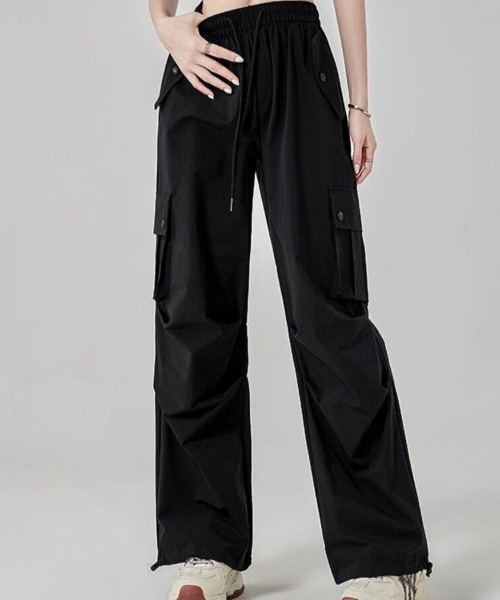 Beststore（ベストストア）の「【全6色】ハイウエスト & ワイドシルエット ドローストリング カーゴパンツ（カーゴパンツ・レディース・ダークグレー/カーキ/ブラック/レッド/ピンク/ベージュ・L/M）」の7枚目の写真