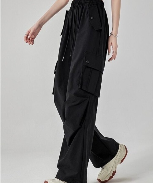 Beststore（ベストストア）の「【全6色】ハイウエスト & ワイドシルエット ドローストリング カーゴパンツ（カーゴパンツ・レディース・ダークグレー/カーキ/ブラック/レッド/ピンク/ベージュ・L/M）」の8枚目の写真