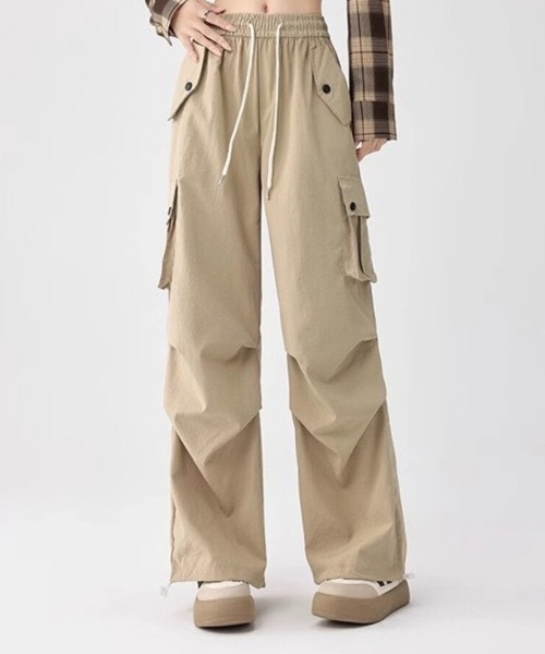 Beststore（ベストストア）の「【全6色】ハイウエスト & ワイドシルエット ドローストリング カーゴパンツ（カーゴパンツ・レディース・ダークグレー/カーキ/ブラック/レッド/ピンク/ベージュ・L/M）」の13枚目の写真