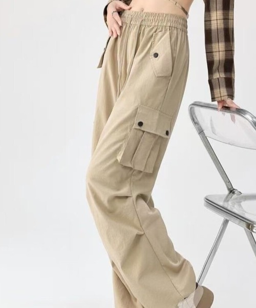 Beststore（ベストストア）の「【全6色】ハイウエスト & ワイドシルエット ドローストリング カーゴパンツ（カーゴパンツ・レディース・ダークグレー/カーキ/ブラック/レッド/ピンク/ベージュ・L/M）」の14枚目の写真