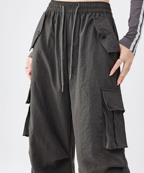 Beststore（ベストストア）の「【全6色】ハイウエスト & ワイドシルエット ドローストリング カーゴパンツ（カーゴパンツ・レディース・ダークグレー/カーキ/ブラック/レッド/ピンク/ベージュ・L/M）」の15枚目の写真