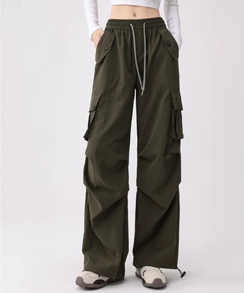 Beststore（ベストストア）の「【全6色】ハイウエスト & ワイドシルエット ドローストリング カーゴパンツ（カーゴパンツ・レディース・ダークグレー/カーキ/ブラック/レッド/ピンク/ベージュ・L/M）」の18枚目の写真