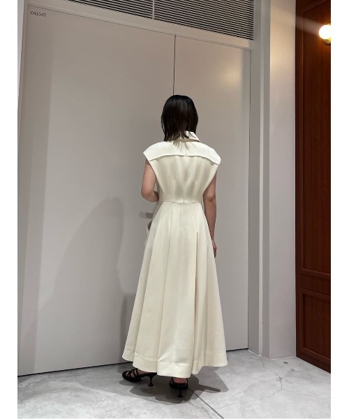 COLUMN(コラム)の「COLUMN / シェイプドノースリーブワンピース(ワンピース・レディース・オフホワイト/ネイビー・36/38)」の12枚目の写真