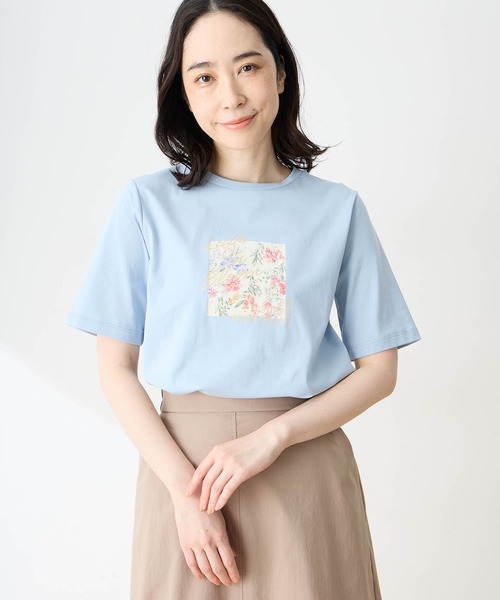 DECOY SINCE 1981（デコイシンスイチキュウハチイチ）の「【ひやさらコットン】フラワープリントTシャツ【綿100％・接触冷感・UVカット】（Tシャツ/カットソー・レディース・サックスブルー/ネイビー/ホワイト・M/L/LL/3L/4L）」の3枚目の写真