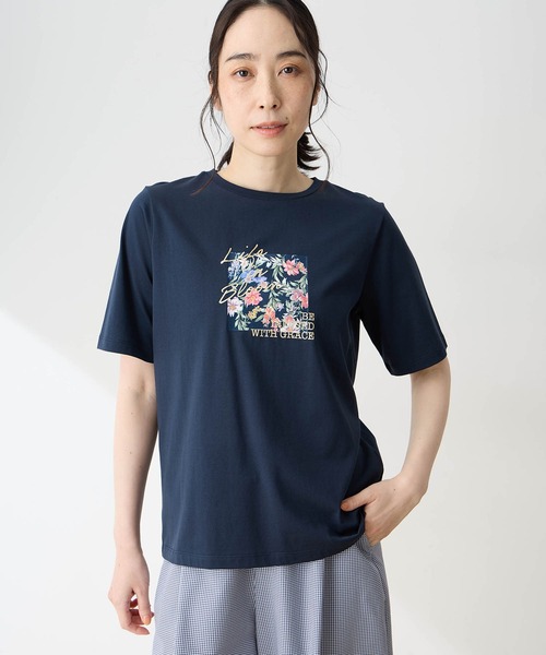 DECOY SINCE 1981（デコイシンスイチキュウハチイチ）の「【ひやさらコットン】フラワープリントTシャツ【綿100％・接触冷感・UVカット】（Tシャツ/カットソー・レディース・サックスブルー/ネイビー/ホワイト・M/L/LL/3L/4L）」の7枚目の写真