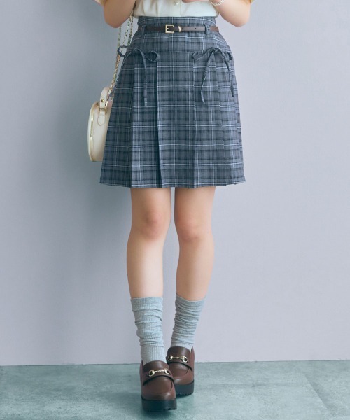 marun(マルン)の「<大きいサイズ>チェック柄プリーツショート丈スカート(ベルト付) marun(スカート・レディース・ホワイト系/グレー系・5L/4L/3L/LL/L)」の2枚目の写真