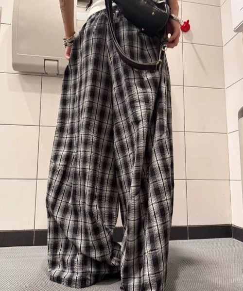AVYL(アヴィル)の「ウエスト配色デザインワイドチェックバギーパンツ(その他パンツ・レディース・ブラック・M)」の6枚目の写真