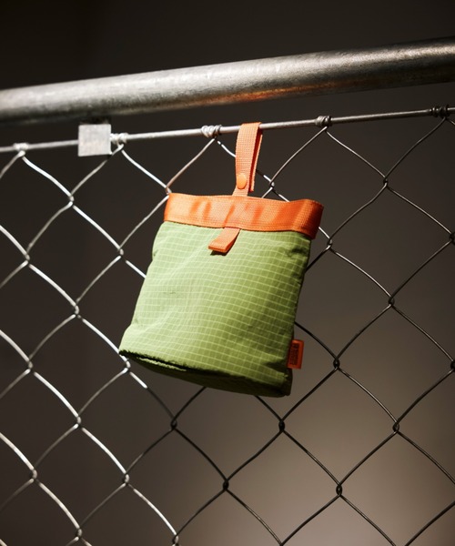 UNIVERSAL OVERALL（ユニバーサルオーバーオール）の「OSANPO MULTI POUCH/マルチポーチ/ミニバッグ（ハンドバッグ・キッズ・グリーン系その他2/ブラック・F）」の3枚目の写真
