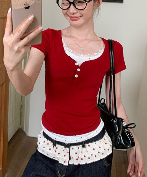HALEY PESCA(ヘーリーペスカ)の「HALEY PESCA/ドットフェイクレイヤード レースヘンリーネックトップス(Tシャツ/カットソー・レディース・レッド・MEDIUM/SMALL)」の4枚目の写真