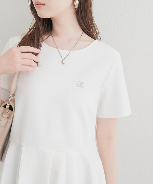 natural couture(ナチュラルクチュール)の「ちびロゴ刺繍ペプラムT(Tシャツ/カットソー・レディース・ネイビー/イエロー/ピンク/オフホワイト・FREE)」の2枚目の写真