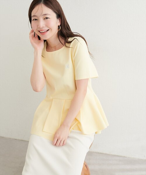 natural couture(ナチュラルクチュール)の「ちびロゴ刺繍ペプラムT(Tシャツ/カットソー・レディース・ネイビー/イエロー/ピンク/オフホワイト・FREE)」の1枚目の写真