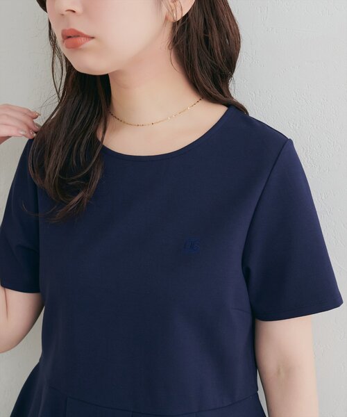 natural couture(ナチュラルクチュール)の「ちびロゴ刺繍ペプラムT(Tシャツ/カットソー・レディース・ネイビー/イエロー/ピンク/オフホワイト・FREE)」の10枚目の写真