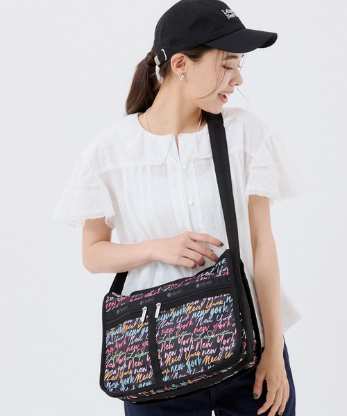 LeSportsac(レスポートサック)の「DELUXE EVERYDAY BAG NYCスクリプトブラック(ショルダーバッグ・レディース・ブラック・FREE)」の1枚目の写真