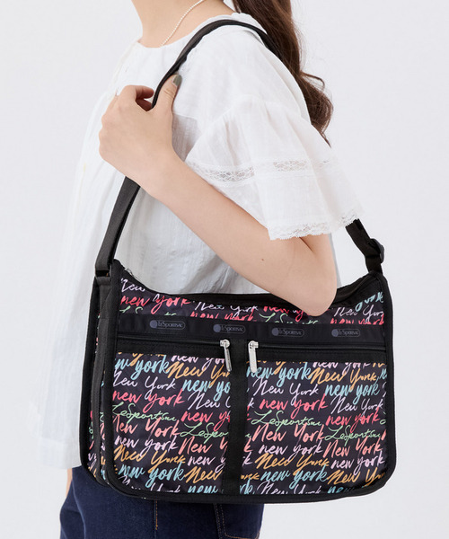 LeSportsac(レスポートサック)の「DELUXE EVERYDAY BAG NYCスクリプトブラック(ショルダーバッグ・レディース・ブラック・FREE)」の2枚目の写真