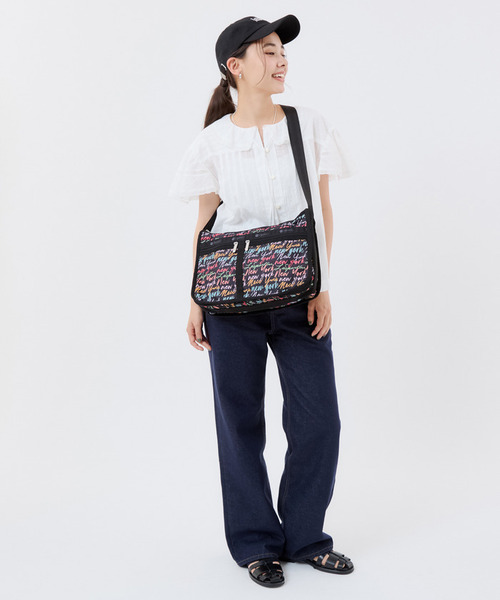LeSportsac(レスポートサック)の「DELUXE EVERYDAY BAG NYCスクリプトブラック(ショルダーバッグ・レディース・ブラック・FREE)」の3枚目の写真