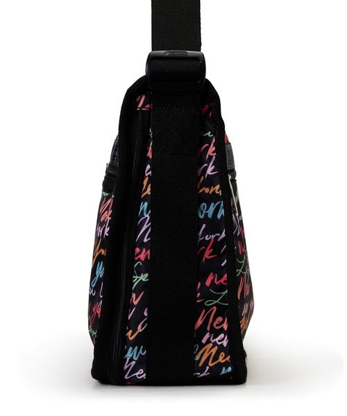 LeSportsac(レスポートサック)の「DELUXE EVERYDAY BAG NYCスクリプトブラック(ショルダーバッグ・レディース・ブラック・FREE)」の5枚目の写真