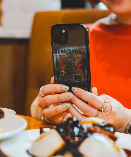 niko and...(ニコアンド)の「【紅虎餃子房】コラボiPhoneケース(13/14/15)(スマホケース/カバー・レディース・ブラック/レッド・0)」の2枚目の写真