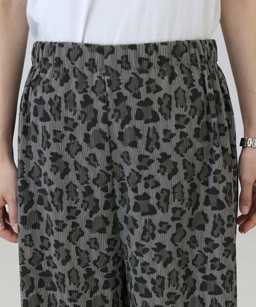 Aletta vita(アレッタビータ)の「レオパードプリントプリーツイージーパンツ(その他パンツ・レディース・ブラウン/チャコール・M)」の4枚目の写真
