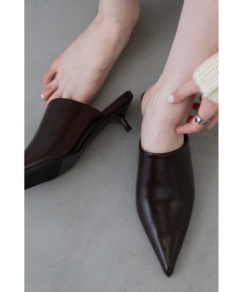 un/neu(アンノイ)の「ポインテッドトゥヒール(パンプス・レディース・ブラック/ブラウン・LARGE/MEDIUM/SMALL)」の1枚目の写真
