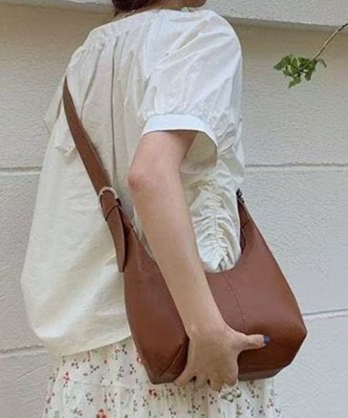 LETee(レティー)の「シンプルだから毎日使える。洗練されたフォルムが魅力の大人ハンドバッグ(ハンドバッグ・レディース・ブラック/ホワイト/ブラウン/ベージュ/キャメル・FREE)」の5枚目の写真