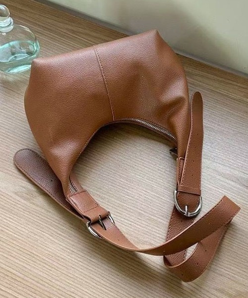 LETee(レティー)の「シンプルだから毎日使える。洗練されたフォルムが魅力の大人ハンドバッグ(ハンドバッグ・レディース・ブラック/ホワイト/ブラウン/ベージュ/キャメル・FREE)」の7枚目の写真