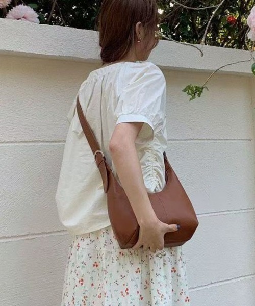 LETee(レティー)の「シンプルだから毎日使える。洗練されたフォルムが魅力の大人ハンドバッグ(ハンドバッグ・レディース・ブラック/ホワイト/ブラウン/ベージュ/キャメル・FREE)」の6枚目の写真