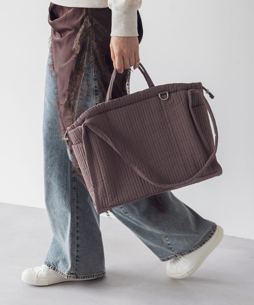 Out n About(アウトナバウト)の「キルティングトートバッグ【CHUFF/チャフ】M(トートバッグ・レディース・ブラウン/ライトブルー/ピンク/アイボリー/ブラック・FREE)」の4枚目の写真