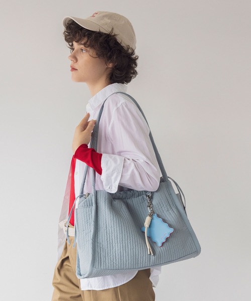 Out n About(アウトナバウト)の「キルティングトートバッグ【CHUFF/チャフ】M(トートバッグ・レディース・ブラウン/ライトブルー/ピンク/アイボリー/ブラック・FREE)」の5枚目の写真