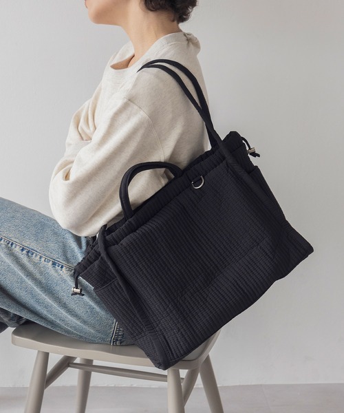 Out n About(アウトナバウト)の「キルティングトートバッグ【CHUFF/チャフ】M(トートバッグ・レディース・ブラウン/ライトブルー/ピンク/アイボリー/ブラック・FREE)」の3枚目の写真