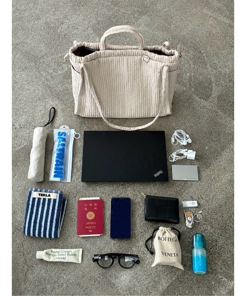 Out n About(アウトナバウト)の「キルティングトートバッグ【CHUFF/チャフ】M(トートバッグ・レディース・ブラウン/ライトブルー/ピンク/アイボリー/ブラック・FREE)」の6枚目の写真