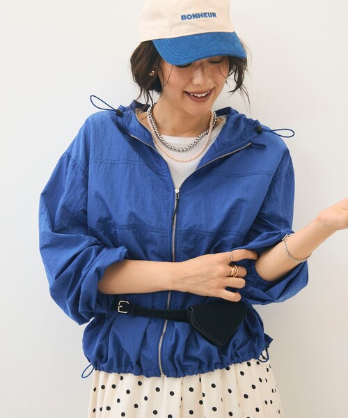 fredy emue(フレディエミュ)の「撥水フーディボリュームブルゾン(ブルゾン・レディース・オフホワイト/ブルー/ボルドー・38)」の2枚目の写真