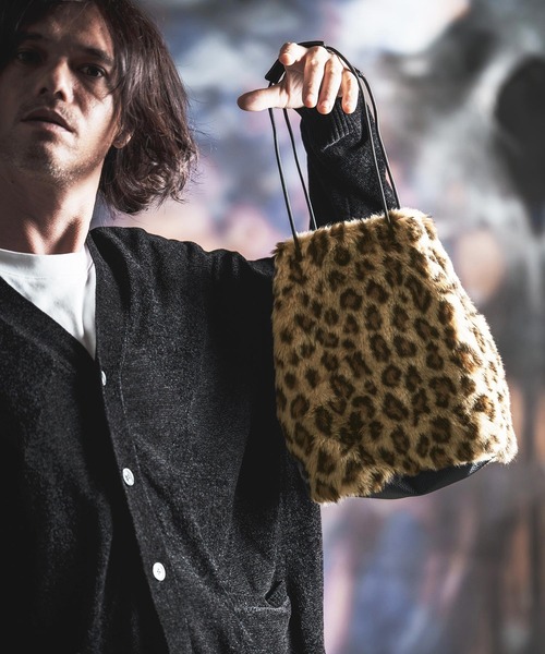 GLIMCLAP(グリムクラップ)の「mko13930-Leopard Faux Fur Drawstring Tote 巾着バッグ(212-030-gla-cg)(ショルダーバッグ・メンズ・ベージュ/グレー・FREE)」の2枚目の写真