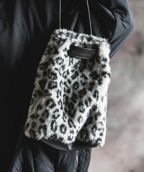 GLIMCLAP(グリムクラップ)の「mko13930-Leopard Faux Fur Drawstring Tote 巾着バッグ(212-030-gla-cg)(ショルダーバッグ・メンズ・ベージュ/グレー・FREE)」の1枚目の写真