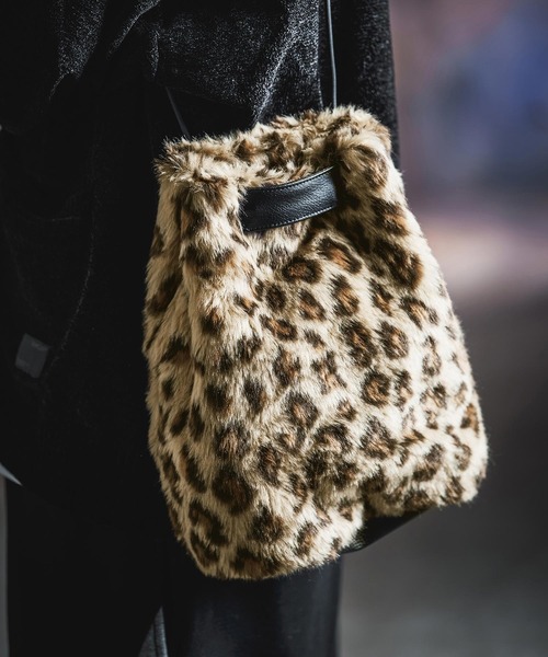 GLIMCLAP(グリムクラップ)の「mko13930-Leopard Faux Fur Drawstring Tote 巾着バッグ(212-030-gla-cg)(ショルダーバッグ・メンズ・ベージュ/グレー・FREE)」の3枚目の写真
