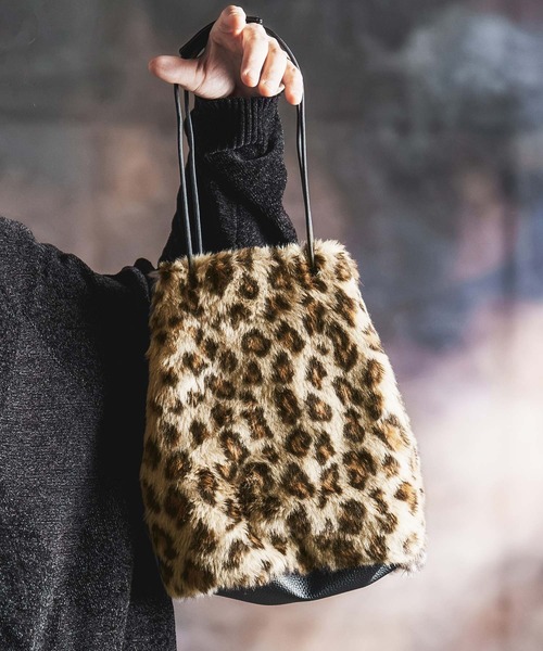 GLIMCLAP(グリムクラップ)の「mko13930-Leopard Faux Fur Drawstring Tote 巾着バッグ(212-030-gla-cg)(ショルダーバッグ・メンズ・ベージュ/グレー・FREE)」の4枚目の写真
