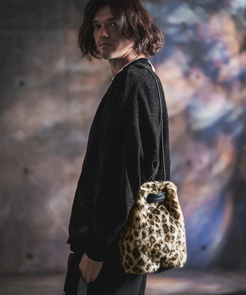 GLIMCLAP(グリムクラップ)の「mko13930-Leopard Faux Fur Drawstring Tote 巾着バッグ(212-030-gla-cg)(ショルダーバッグ・メンズ・ベージュ/グレー・FREE)」の5枚目の写真
