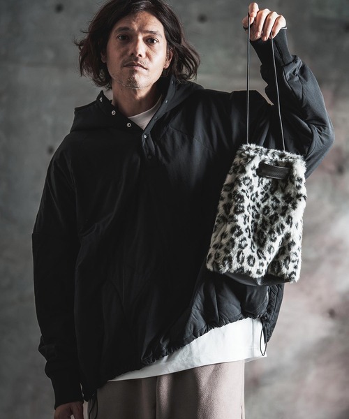 GLIMCLAP(グリムクラップ)の「mko13930-Leopard Faux Fur Drawstring Tote 巾着バッグ(212-030-gla-cg)(ショルダーバッグ・メンズ・ベージュ/グレー・FREE)」の8枚目の写真
