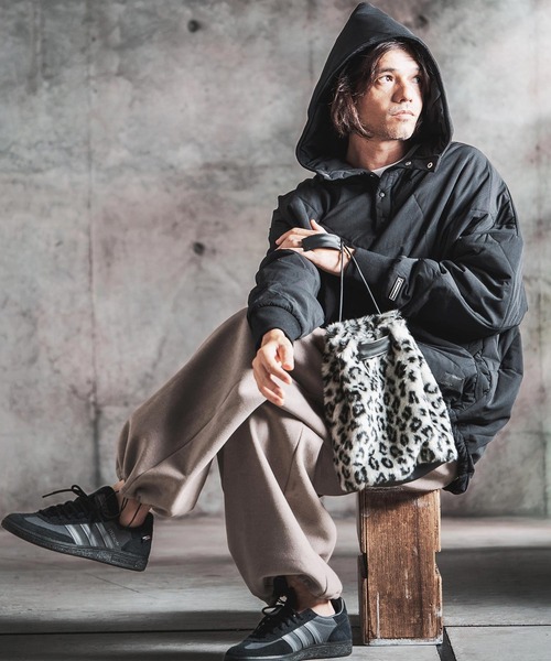 GLIMCLAP(グリムクラップ)の「mko13930-Leopard Faux Fur Drawstring Tote 巾着バッグ(212-030-gla-cg)(ショルダーバッグ・メンズ・ベージュ/グレー・FREE)」の9枚目の写真