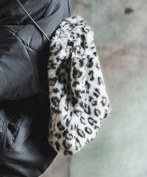 GLIMCLAP(グリムクラップ)の「mko13930-Leopard Faux Fur Drawstring Tote 巾着バッグ(212-030-gla-cg)(ショルダーバッグ・メンズ・ベージュ/グレー・FREE)」の10枚目の写真