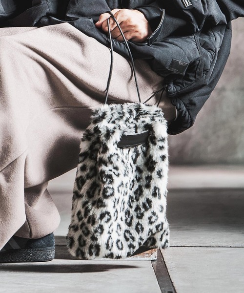 GLIMCLAP(グリムクラップ)の「mko13930-Leopard Faux Fur Drawstring Tote 巾着バッグ(212-030-gla-cg)(ショルダーバッグ・メンズ・ベージュ/グレー・FREE)」の11枚目の写真