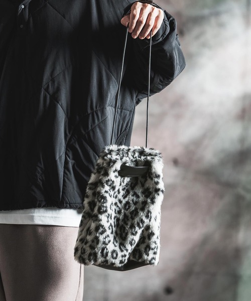 GLIMCLAP(グリムクラップ)の「mko13930-Leopard Faux Fur Drawstring Tote 巾着バッグ(212-030-gla-cg)(ショルダーバッグ・メンズ・ベージュ/グレー・FREE)」の12枚目の写真