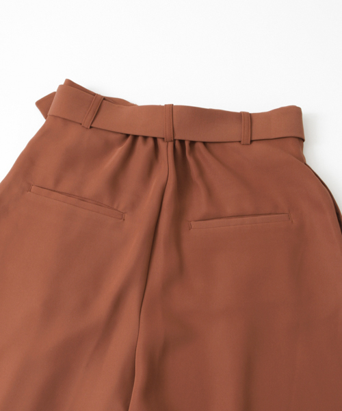 URBAN RESEARCH（アーバンリサーチ）の「UR タックハーフパンツ（その他パンツ・レディース・ブラック/オレンジ系その他・36/38）」の5枚目の写真