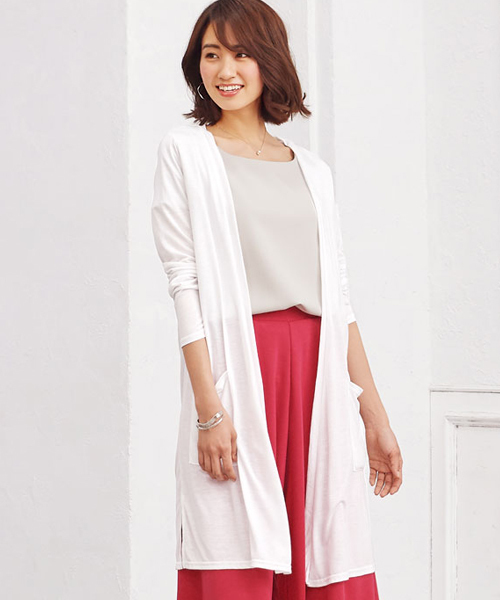 Pierrot(ピエロ)の「UVカット裾スリットカーディガン 吸汗速乾(カーディガン/ボレロ・レディース・ブラック/ブラウン系その他/カーキオリーブ/バーガンディー/オフホワイト/杢グレー/チャコール/モカ/ベージュ/ネイビー/ブルー系その他/オレンジ系その他/イエロー/ライトブルー/ブルー/ベビーピンク/ブルー系その他3/グリーン系その他/スモークピンク/イエロー系その他/ラベンダー/ミント/ライトグレー/アイボリー/チャコールグレー・L/M)」の2枚目の写真