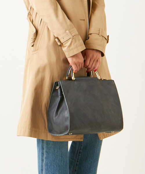 PAPILLONNER(パピヨネ)の「ミニショルダートート(ショルダーバッグ・レディース・ピンク/キャメル/ネイビー・FREE)」の4枚目の写真