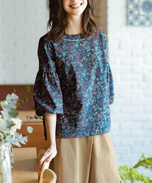 Live in comfort（リブインコンフォート）の「リブ　イン　コンフォート　ふわっとスリーブで華奢見せ　大人花柄ブラウス（シャツ/ブラウス・レディース・ネイビー/オフホワイト・LARGE/MEDIUM/X-LARGE/XX-LARGE/SMALL）」の2枚目の写真