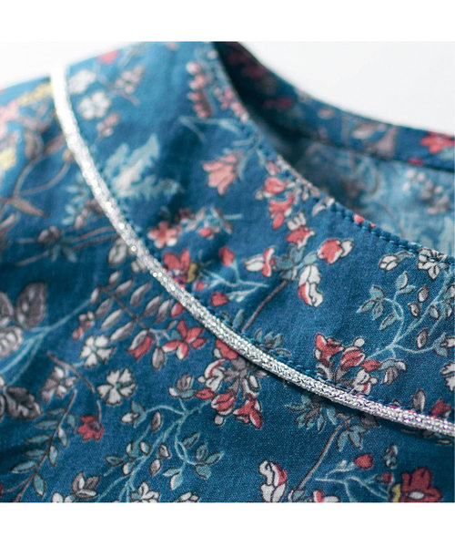 Live in comfort（リブインコンフォート）の「リブ　イン　コンフォート　ふわっとスリーブで華奢見せ　大人花柄ブラウス（シャツ/ブラウス・レディース・ネイビー/オフホワイト・LARGE/MEDIUM/X-LARGE/XX-LARGE/SMALL）」の7枚目の写真