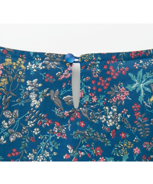 Live in comfort（リブインコンフォート）の「リブ　イン　コンフォート　ふわっとスリーブで華奢見せ　大人花柄ブラウス（シャツ/ブラウス・レディース・ネイビー/オフホワイト・LARGE/MEDIUM/X-LARGE/XX-LARGE/SMALL）」の8枚目の写真