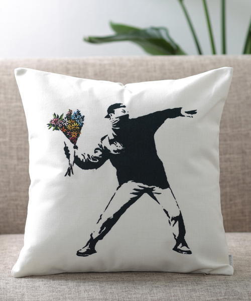 Jubilee（ジュビリー）の「バンクシーアート クッションカバー（クッション/クッションカバー・レディース・レッド/グリーン/ブラック/ブラック×ブルー/ベージュ/ホワイト×ピンク/グレー/ホワイト/ホワイト×ブラック/グレー系その他/グレー系その他2/グレー系その他3/アニマル/ブラック系その他/グレー系その他4/ホワイト系その他/ホワイト系その他2/ホワイト系その他3/ホワイト系その他4・FREE）」の3枚目の写真